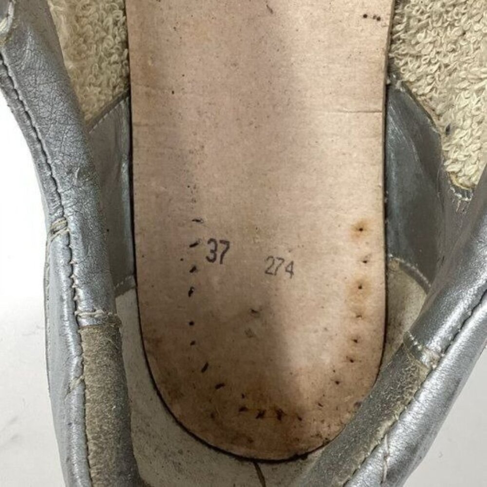 Golden Goose Metallic Silver Low-Top Sneakers with Black Laces - Picture 11 of 12